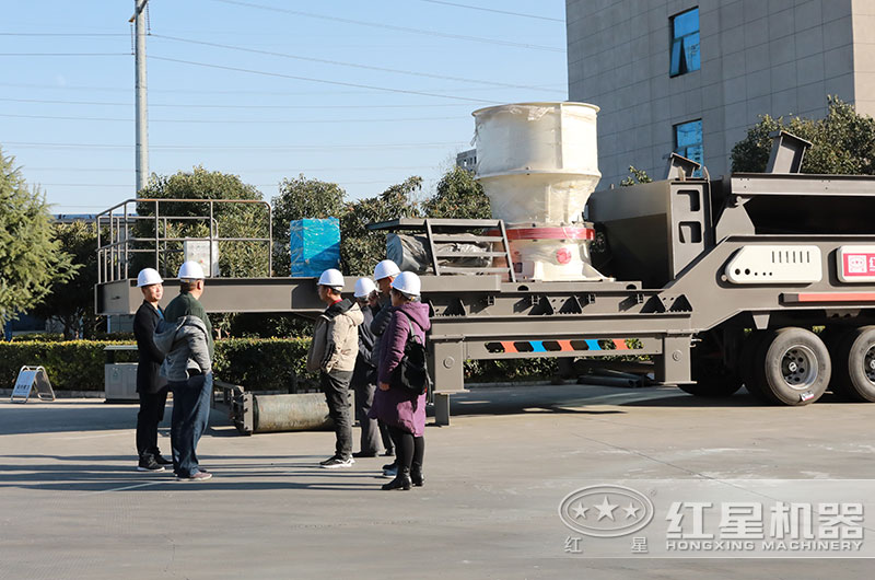 经理陪同客户参观了解星空平台-星空(中国)一站式服务平台
